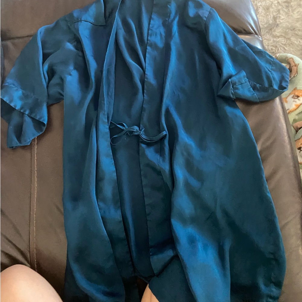 Studio La Perla Pre loved Robe 100% silk 💙🩵 retails at $900!!!